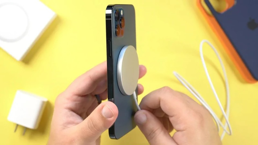 Apple có thể phải khai tử cổng Lightning trên iPhone 13-82-1