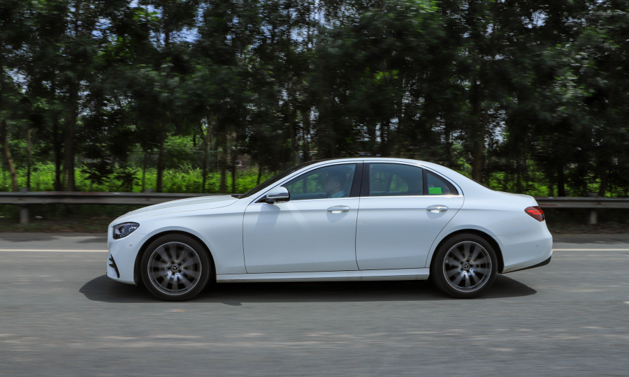 Đánh giá E300 AMG - sedan hài hòa nhất của Mercedes-94-1