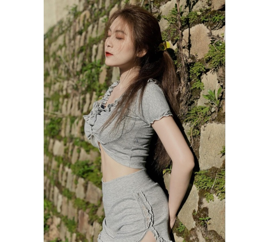 Mặc chiếc áo bé xíu, cô giáo hot girl làm người nhìn ngẩn ngơ bởi thềm ngực lấp ló-188-1