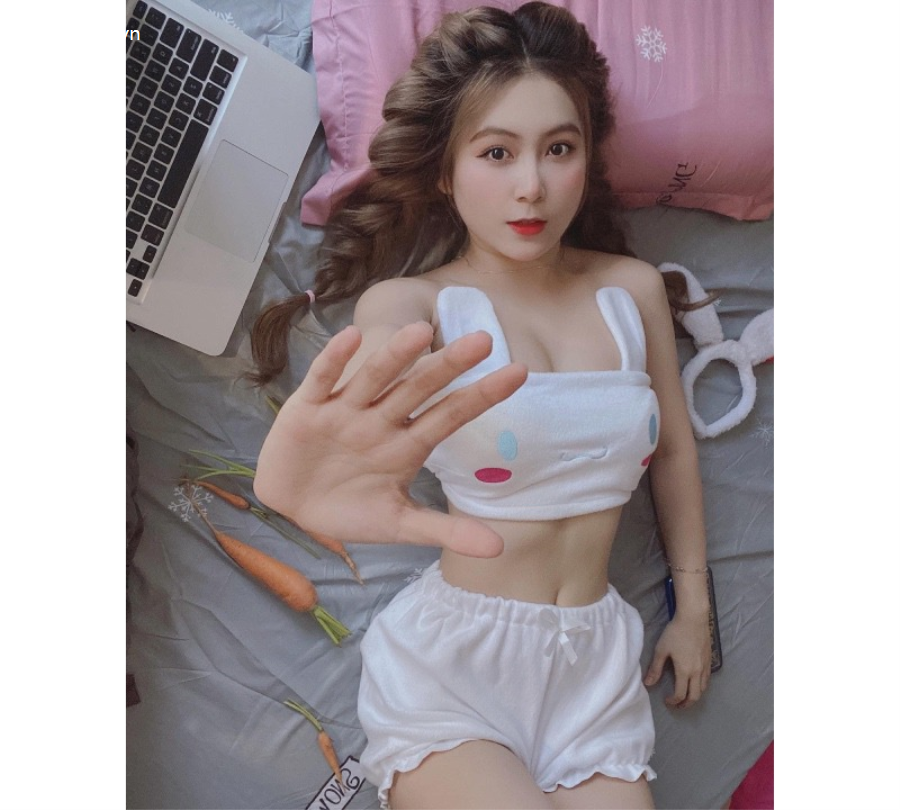 Mặc chiếc áo bé xíu, cô giáo hot girl làm người nhìn ngẩn ngơ bởi thềm ngực lấp ló-188-5