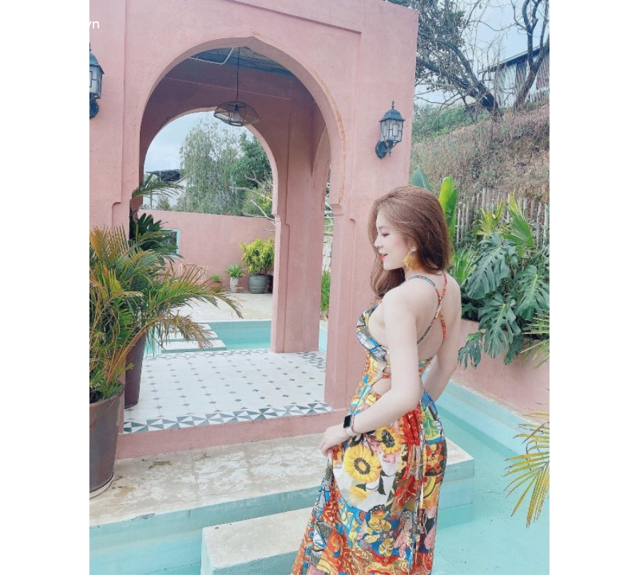 Mặc chiếc áo bé xíu, cô giáo hot girl làm người nhìn ngẩn ngơ bởi thềm ngực lấp ló-188-7
