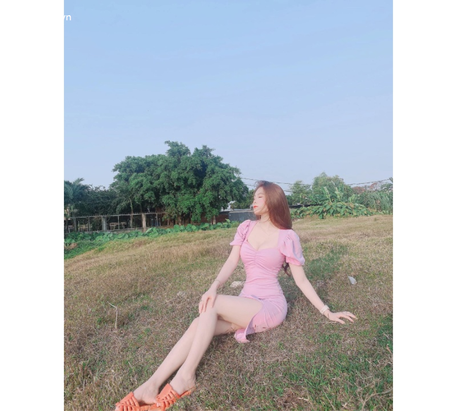 Mặc chiếc áo bé xíu, cô giáo hot girl làm người nhìn ngẩn ngơ bởi thềm ngực lấp ló-188-8