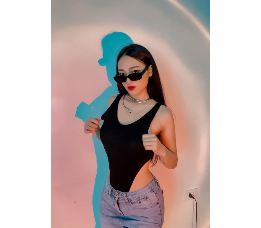 Mặc chiếc áo bé xíu, cô giáo hot girl làm người nhìn ngẩn ngơ bởi thềm ngực lấp ló-188-6