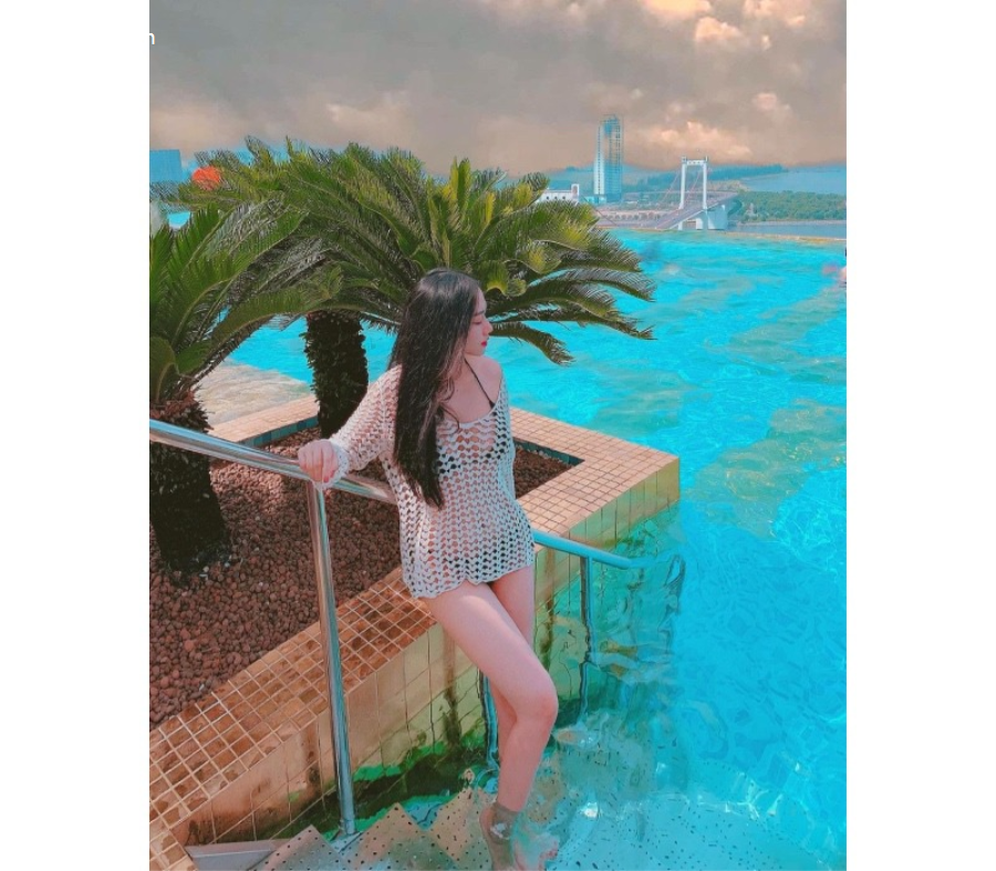 Mặc chiếc áo bé xíu, cô giáo hot girl làm người nhìn ngẩn ngơ bởi thềm ngực lấp ló-188-7