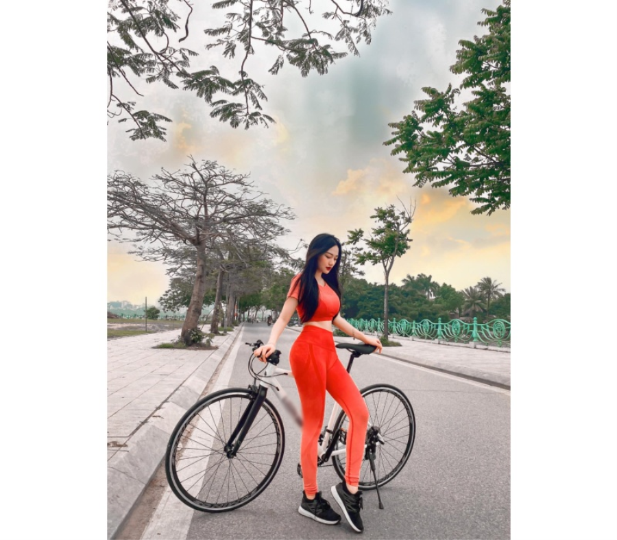 Mặc chiếc áo bé xíu, cô giáo hot girl làm người nhìn ngẩn ngơ bởi thềm ngực lấp ló-188-3