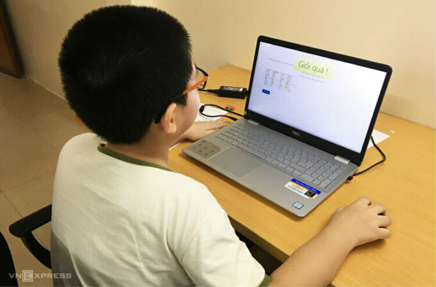 Cách bảo vệ đôi mắt trẻ khi học online