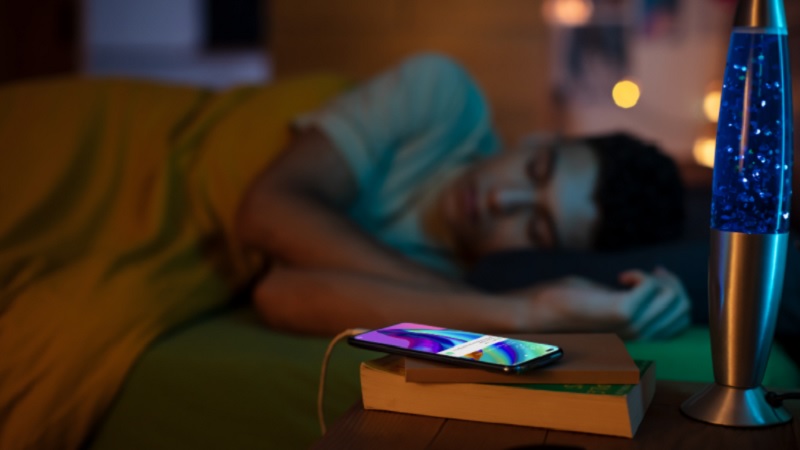 Có Nên Sạc Điện Thoại Qua Đêm Không?