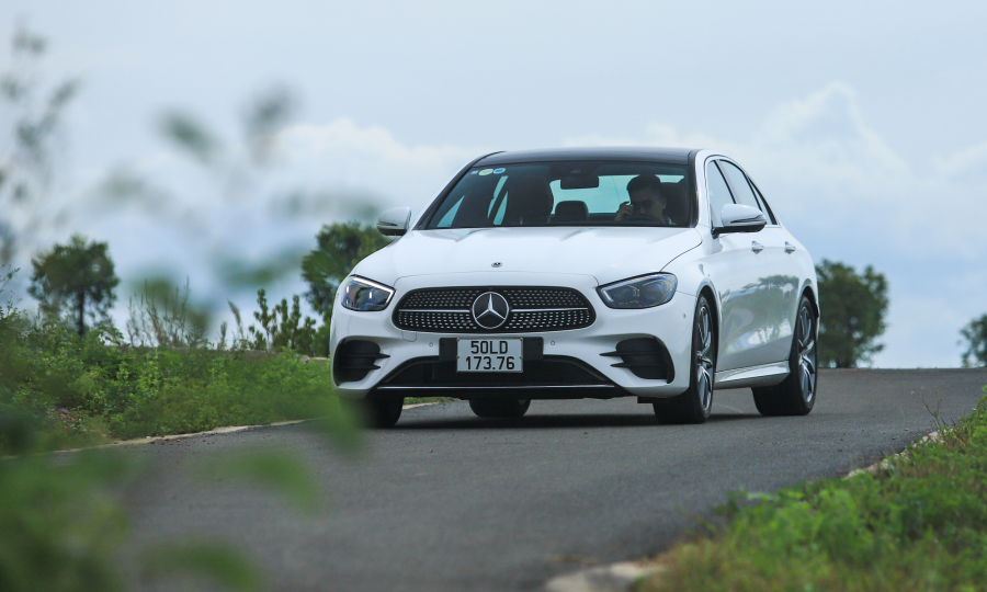 Đánh giá E300 AMG - sedan hài hòa nhất của Mercedes