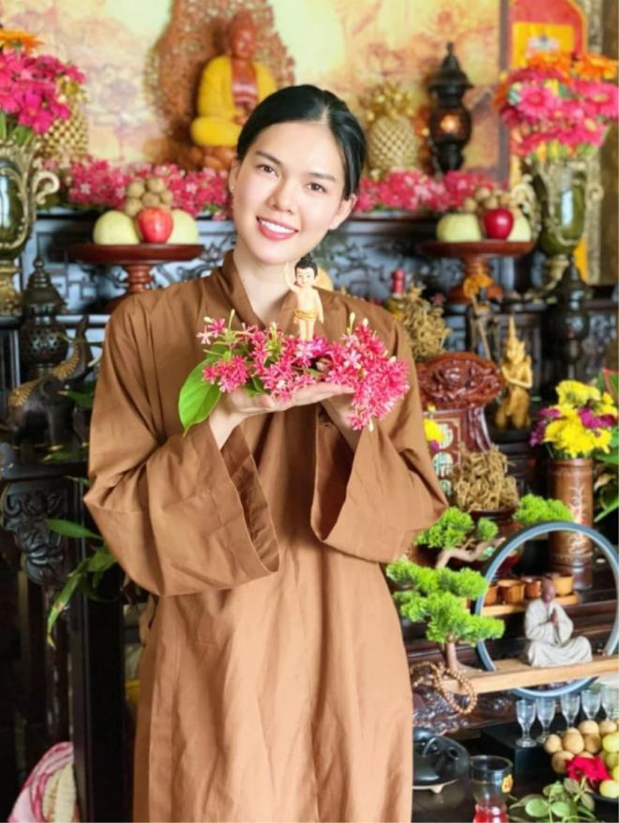 Dù quy y, Lê Ngọc Trinh vẫn được ngã giá đi chơi cùng đại gia với mức tiền choáng ngợp