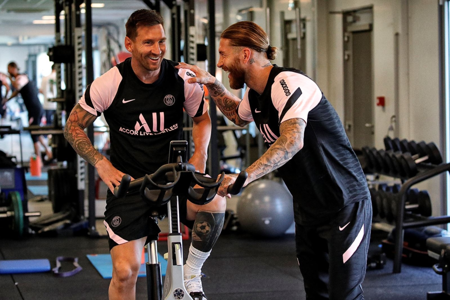 Messi tươi cười với Mbappe và Ramos