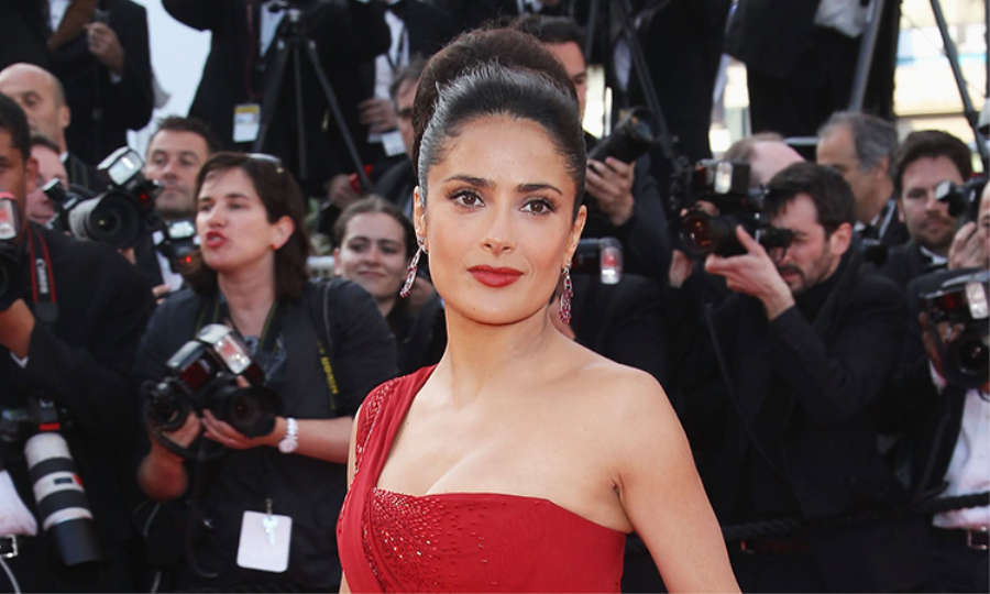 Salma Hayek mặc tôn chiều cao 1,57 m