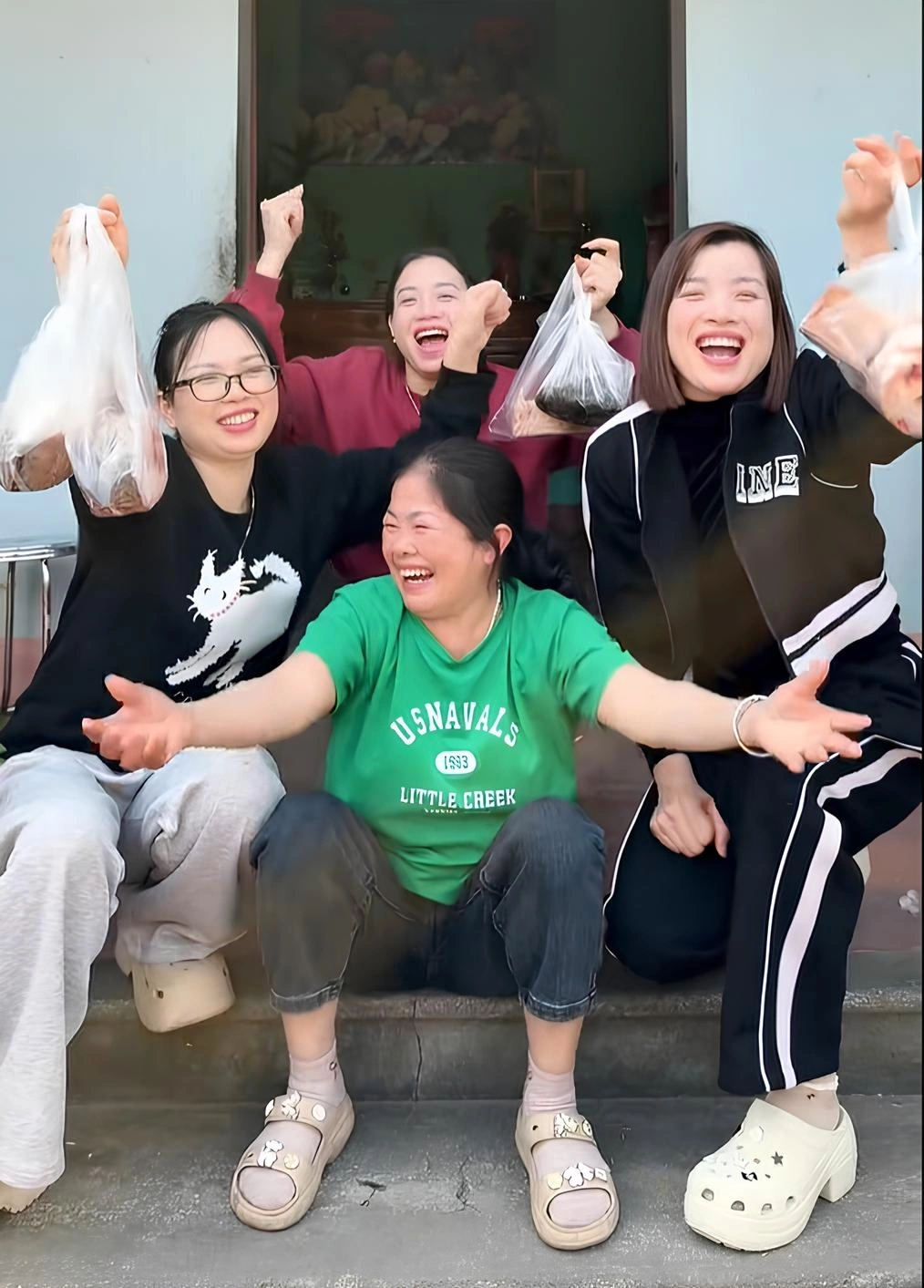 Mẹ Kế 30 Năm Nuôi 4 Con Chồng