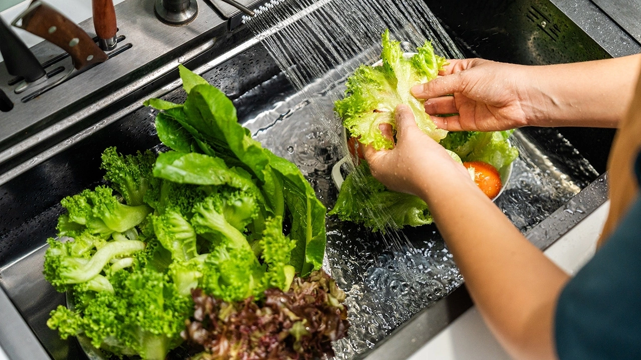 Sai Lầm Ngâm Rau Bằng Nước Muối của Người Việt